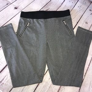 Girls Dex stretchy pant. Cute black & white patter